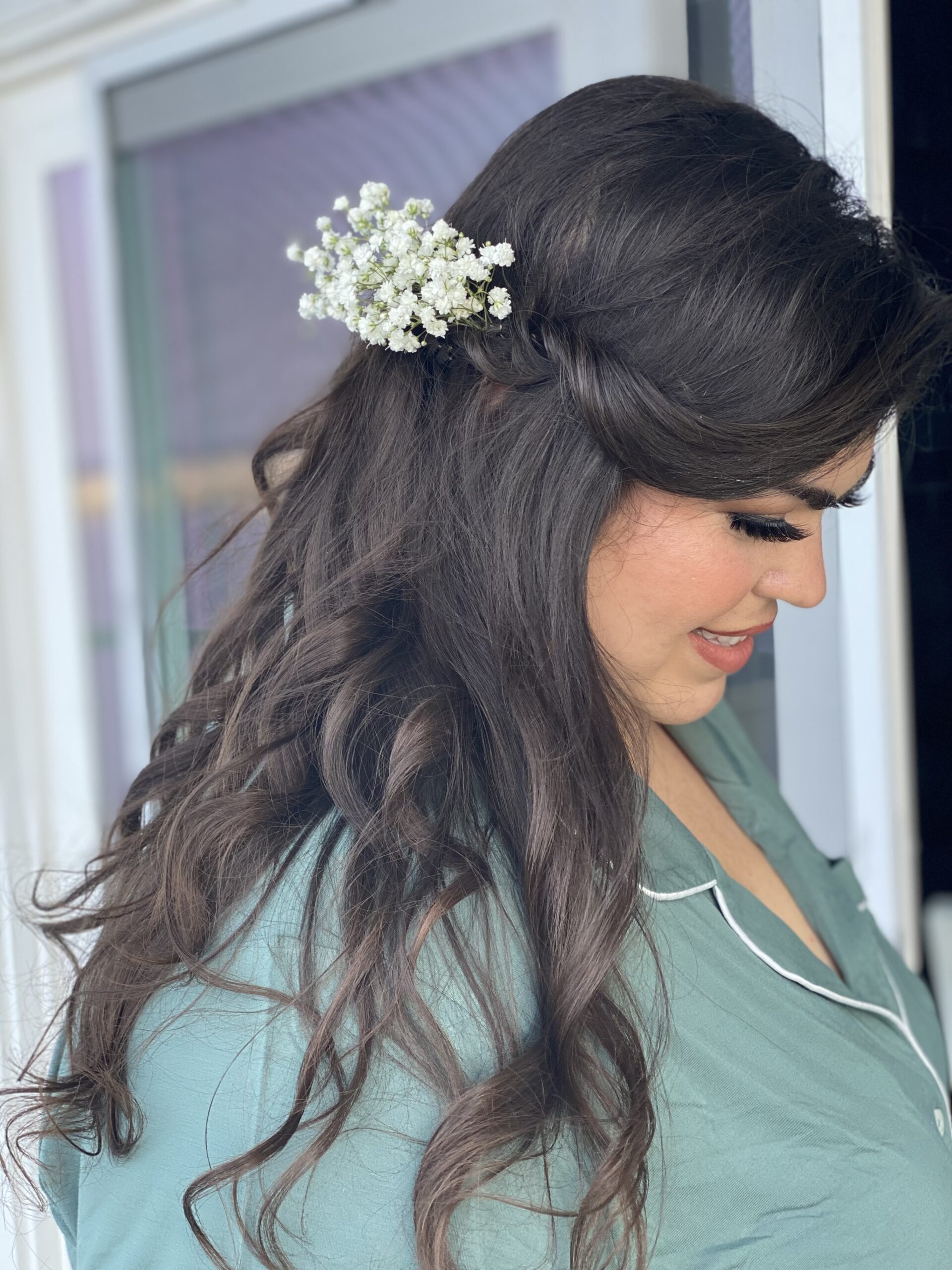 Adult Girl Bride Wedding Hairstyle Makeup Half Profile Photo Preparation  Stock Photo by ©Vasilij33 665871506